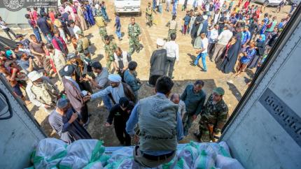 العتبة العلوية المقدسة توزع المساعدات الانسانية لمخيمات النازحين في الموصل 