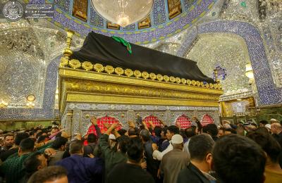 بالصور .. توافد الزائرين لتقديم آيات العزاء الى المولى أمير المؤمنين(عليه السلام) بذكرى وفاة أم البنين (عليها السلام)