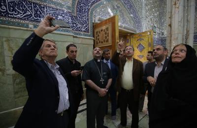 وفد مسيحي متعدد الجنسيات يبدي إعجابه بالمعالم التاريخية والأثرية المنتشرة في رحاب مرقد أمير المؤمنين (عليه السلام)