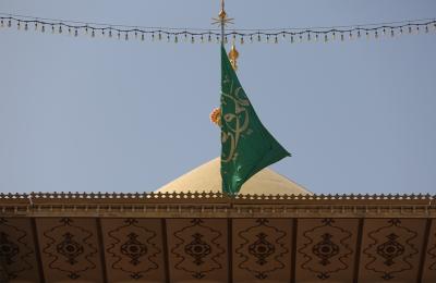 تجميل سارية راية أمير المؤمنين (عليه السلام) بتاج ذهبي تزامنا مع الاحتفال بالولادة العطرة لسيدة نساء العالمين (صلوات الله وسلامه عليها)