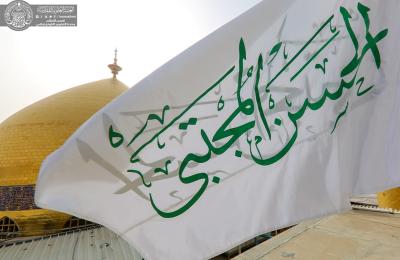 استبدال راية قبة ضريح أمير المؤمنين(عليه السلام) بمناسبة مولد الإمام الحسن المجتبى ( عليه السلام)