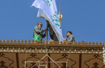 العتبة العلوية المقدسة ترفع راية أمير المؤمنين(عليه السلام) استعدادا لاحتفالات يوم الغدير الأغر