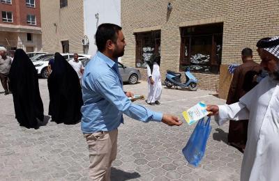 قسم الإعلام في العتبة العلوية يوزع آلاف النسخ من زيارة أمير المؤمنين (عليه السلام) الخاصة بعيد الغدير
