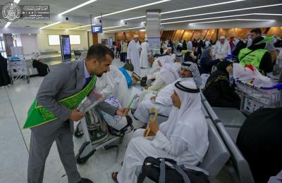 العتبة العلوية المقدسة توزع أكثر من 2500 وشاح تهنئة وباقات من الورود للزائرين في عموم المحافظة  بمناسبة عيد الغدير الأغر