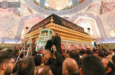 بالصور .. تُحَف نادرة تزّين جوانب الشباك الطاهر لمرقد أمير المؤمنين ( عليه السلام)