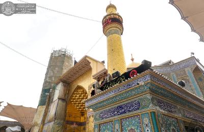 بالصور .. هيأة مواكب العتبة العلوية تباشر بنشر معالم الحزن والسواد إيذاناً بإحياء ذكرى شهادة الإمام الحسن المجتبى (ع)