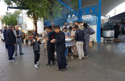 موكب قسم التشغيل في العتبة العلوية يقدم (4) آلاف وجبة طعام للزائرين يومياً خلال زيارة وفاة النبي (صلى الله عليه وآله)
