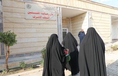وفد نسوي من العتبة العلوية المقدسة يزور دار رعاية المسنين في النجف الأشرف