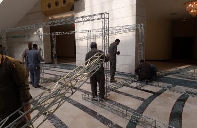 شُعبة النجارة في العتبة العلوية تنجز مهام تنصيب أجنحة المعارض المشاركة في المؤتمر الدولي الخامس لطب الأسنان