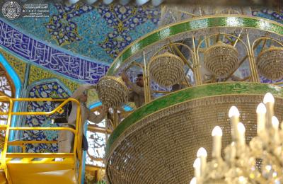  بالصور.. ثريا متميزة تأطر قمة الشباك المبارك لمرقد المولى أمير المؤمنين (عليه السلام)