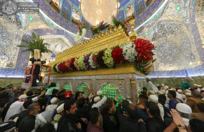تزيين مرقد أمير المؤمنين وأرجائه المباركة بأكثر من 30 ألف وردة طبيعية بمناسبة المبعث النبوي الشريف