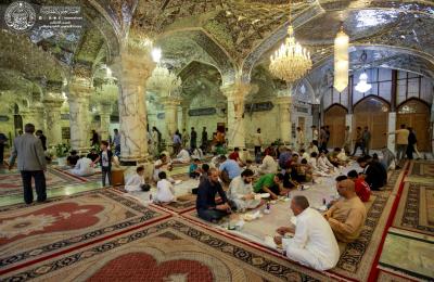 تيمناً باسم الزهراء (ع) .. العتبة العلوية تستضيف آلاف الزائرين على مآئدة إفطار بصحن فاطمة ( عليها السلام )