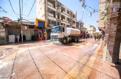 الآليات الخدمية في العتبة العلوية تنفذ حملة لغسل وتعفير مداخل المدينة القديمة