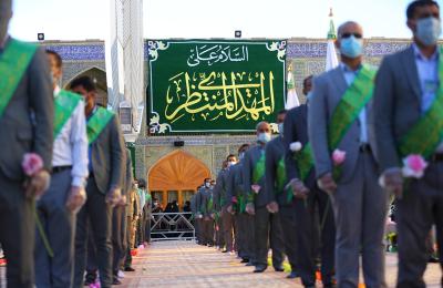 منتسبو العتبة العلوية يحيون المولد المبارك للإمام المهدي (عليه السلام) خلال الزيارة الصباحية 