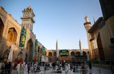 مرقد أمير المؤمنين (عليه السلام) يزدان باللوحات الخضراء المطرزة احتفالا بمولد الإمام الرضا (عليه السلام)