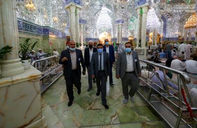 وفد المحكمة الدولية يتشرف بزيارة مرقد المولى أمير المؤمنين (عليه السلام)