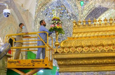 أكاليل الورود الطبيعية تحتضن الشباك الطاهر لمرقد المولى أمير المؤمنين (عليه السلام) استعدادا للاحتفال بعيد الغدير الأغر – صور -