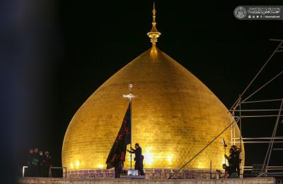 العتبة العلوية المقدسة تجري مراسم رفع راية عاشوراء الإمام الحسين (عليه السلام) بحضور جموع الزائرين المعزين 