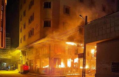 فرق الدفاع المدني في العتبة العلوية المقدسة تساهم في إخماد حريق كبير بالمدينة القديمة