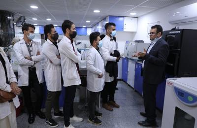 أساتذة وطلبة جامعة الإمام الصادق (ع) في جولة لمركز الأمين للأبحاث في العتبة العلوية المقدسة