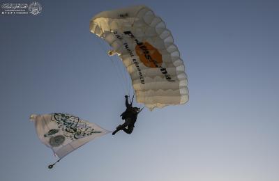 هبوط مظليين بثلاث رايات كبيرة تزدان بها سماء النجف الأشرف في عيد الغدير الأغر