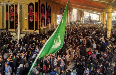 مشياً على الاقدام ..زائرو اربعينية الامام الحسين (عليه السلام) من منطقة رأس البيشة بمحافظة البصرة اقصى جنوب العراق يقدمون العزاء للمولى امير المؤمنين (عليه السلام) حاملين رايات الحزن في محيط الصحن الحيدري المطهر 