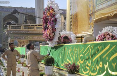 نشر معالم الزينة واللافتات الخضراء المطرزة في رحاب مرقد أمير المؤمنين (عليه السلام) إحياءً لذكرى مولد الإمامين في رجب الأصب محمد الباقر وعلي الهادي (عليهما السلام)