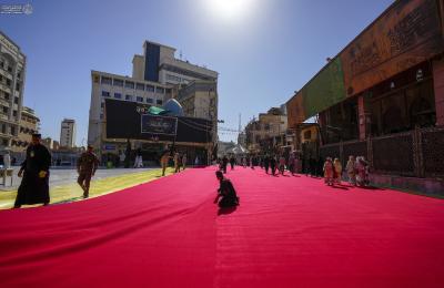 بأكثر من 23 ألف متر مربع .. فرش المحيط الخارجي للصحن الحيدري الشريف بالسِّجَّاد الأحمر