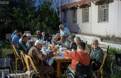 بمبادرة إنسانية .. العتبة العلوية المقدسة تقيم مأدبة إفطار جماعية لكبار السن في النجف الأشرف 