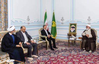 وفد العتبة العلوية يلتقي متولي العتبة الرضوية ويطّلع على المشاريع المقدّمة لخدمة زائري المشهد المطهّر