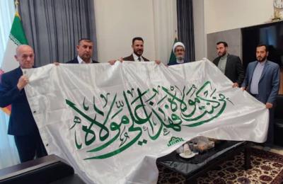 استعدادًا لإحياء ذكرى أسبوع الغدير .. وفد العتبة العلويّة المقدّسة يسلّم راية الغدير الأغرّ إلى العتبة الرضوية المقدسة  