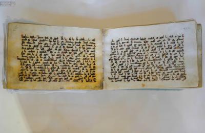 بخطّ يدِهِ المباركة .. العتبة العلويّة المقدّسة تعرض مصحفًا نادرًا يُنسب خطُّهُ للإمام علي (ع)