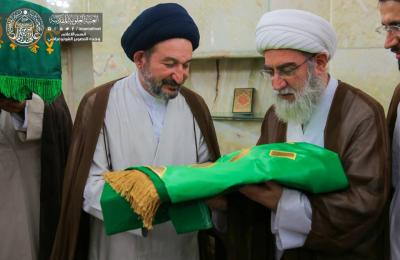 الامين العام للعتبة العلوية المقدسة بعد تسلَّمه راية الامام الرضا (عليه السلام) : ندعو الى مزيد من التعاون المشترك وتبادل الخبرات بين العتبات المقدسة خدمة للزائرين الكرام 