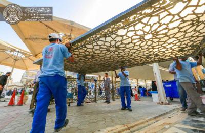كوادر قسم الصيانة الهندسية تنجز عملية تنصيب قواطع حديدية جديدة لخدمة الزائرين الكرام في مداخل الأبواب الرئيسة للصحن الحيدري الشريف
