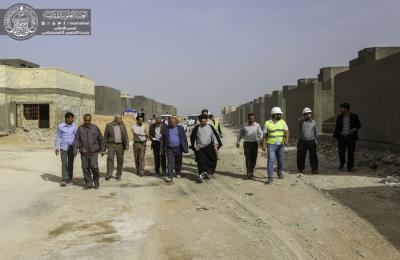 الأمين العام للعتبة العلوية المقدسة يتفقد مراحل إنجاز بيوت المنتسبين في مجمع قنبر السكني ويحث الكوادر الهندسية العاملة على السرعة في الانجاز والبدء بمرحلة البنى التحتية للمشروع
