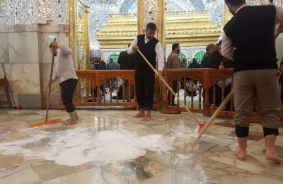 بالصور .. قسم الشؤون الخدمية يقوم بتهيئة وتنظيف وترتيب أرجاء مرقد أمير المؤمنين (ع) قبل إحياء ذكرى شهادة الزهراء (ع)