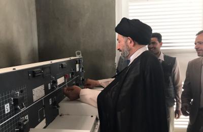 الأمين العام للعتبة العلوية يفتتح المرحلة الأولى لتجهيز بيوت مجمع قنبر السكني بالطاقة الكهربائية الوطنية