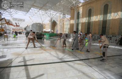 بالصور .. الأمين العام للعتبة العلوية يشارك منتسبي الخدمات الخارجية بتنظيف الأرجاء الخارجية للصحن الحيدري الشريف