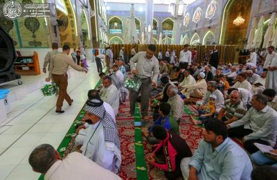 بالصور .. تواصل توزيع وجبات الإفطار اليومية للزائرين ببركة أمير المؤمنين (عليه السلام)