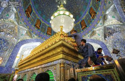 بالصور .. وحدة صيانة الحرم تنجز أعمال جلي الذهب لشباك ضريح الإمام علي بن أبي طالب(ع)