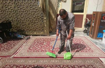 بالصور .. مع ارتفاع درجات الحرارة كوادر قسم الشؤون الخدمية في العتبة العلوية تواصل العمل لخدمة مرقد أمير المؤمنين (ع) وزائريه الكرام