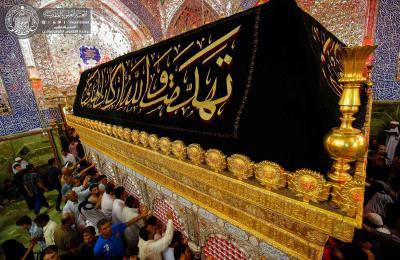 بالصور .. اتشاح الشباك الطاهر لمرقد أمير المؤمنين وأرجائه المباركة بمعالم الحزن والسواد إيذانا بذكرى شهادته الأليمة