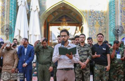 مقاتلو فرقة الامام علي القتالية التابعة للعتبة العلوية يؤدون الزيارة بعد اتمام واجبهم بحماية وخدمة الزائرين خلال عيد الفطر المبارك