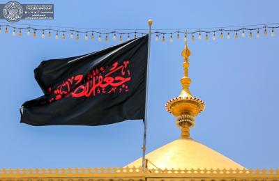 بالصور .. رفع راية الإمام الصادق (ع) ونشر معالم السواد وألقابه المباركة في أرجاء مرقد أمير المؤمنين(ع) إستعدادا لإحياء ذكرى شهادته