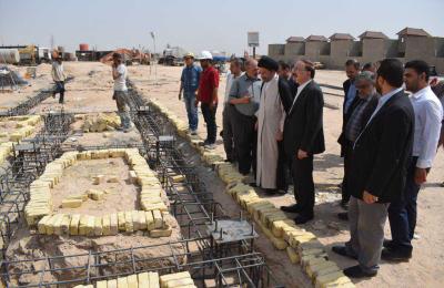 الأمين العام للعتبة العلوية يشرف على صب الأسس الكونكريتية لأبنية مدارس مجمع قنبر السكني ويوجّه ببناء أبنية مدرسية مؤقتة لرعاية أبناء المجمع للعام الدراسي القادم