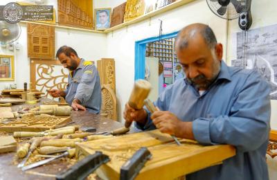 بالصور .. فنيو النقش على الخشب والتلوين على الزجاج والليزر وال CNC في العتبة العلوية، أنامل مبدعة في خدمة مرقد أمير المؤمنين (ع) وزائريه الكرام 