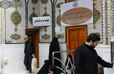 قسم الهدايا والنذور في العتبة العلوية يقدم الهدايا لزائري مرقد أمير المؤمنين (عليه السلام)
