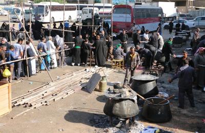 منتسبو شعبة السياحة الدينية في العتبة العلوية يقدمون الوجبات الغذائية للزائرين على نفقتهم الخاصة 