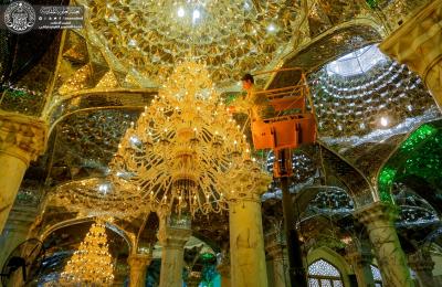 وحدة الثريات في العتبة العلوية تنصب ثريات كريستال من النوع النادر في حرم أمير المؤمنين (عليه السلام)