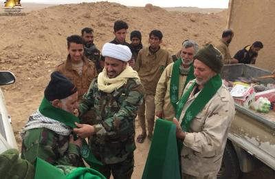 مبلغو العتبة العلوية يتفقدون المجاهدين المرابطين على الحدودية العراقية - السورية ويقلدونهم وشاح أمير المؤمنين (عليه السلام)